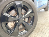 ●純正18インチアルミホイール:輸入車ならではの卓越した走りを支えるホイールと足回りです!日本車の走りに慣れている方にもぜひ体感して頂きたいほど、高いレベルでまとまっています!
