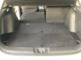 後席は分割可倒式で、用途に合わせてアレンジ可能。荷物の量や乗車人数に応じて柔軟に使える便利なシートです。