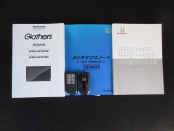 カギをバッグやポケットに入れたままでもドアロックの開閉やエンジン始動ができる『スマートキー』付き!暗くなってもキー穴を捜す必要が無くとっても便利ですから人気の装備です!