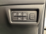 各種機能の切替スイッチは運転席パネル下に集約されています。任意で切り替え可能なため状況に合わせてお使いください。