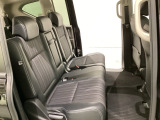 2列目シートは背もたれの角度調節ができるベンチシートになっております。長距離運転になってもゆったりとできるようにアームレストがついてます。