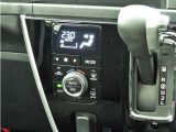 オートエアコンを装備しておりますので、四季を通じて車内を快適な温度に保つことが出来ます!高級感が有りますね!