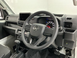 【インパネ】運転のしやすさを最優先に設計された見晴らしの良いフロントビュー。車両間隔が掴みやすく狭い道でも安心♪「安全」と「品質」を最優先に、安心してお乗りいただけるクルマを提供いたします。