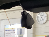 後方にもドライブレコーダーのカメラが付いています。前後両方でお車の周りを監視・記録いたします。