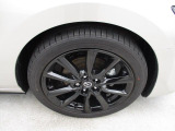18インチ純正アルミホイールを装備。タイヤサイズは215/45R18となります。