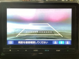 【バックカメラ】運転が苦手な方も車庫入れラクラクです!ギアをリバースに入れれば自動的に切り換わりますので、面倒な操作は不要です♪狭い駐車場もお車を傷つけず安心ですね!