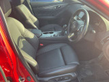 広々感のある前席周辺です。運転席に着座してドライブがしたくなりますね。また運転席はパワーシート調整です。