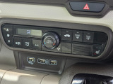 車内環境を自動でコントロールするフルオートエアコン。長距離ドライブも快適です。