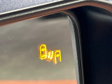 【ブラインドスポットモニター】走行中、ドアミラーの死角になりやすい箇所に後続車が接近するとサイドミラーのレンズに警告を表示!ドライバーに注意喚起をしてくれます。