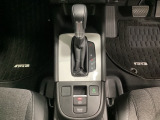 「e:HEV」は、モーター走行を中心にしながら電気エネルギーやエンジン動力を最も効率よく使い分けることができる賢いハイブリッドシステムです。サイドブレーキはスイッチ操作の電子制御パーキングブレーキです