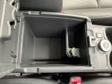 運転席と助手席の間にボックスが有ります。