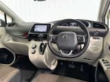 運転席まわりです。 各操作スイッチは使いやすい位置に配置されてます。