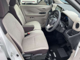 運転席まわりです。実際に座ってみて、乗り心地を体験してみてください,視界も良好です