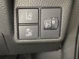 ハンドルの右側にはヘットライトリベライザーとHondaセンシング用のメインスイッチがついています。ヘッドライトリベライザーは道路状況や積荷の加重に応じてライトの高さを調節できます。