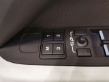 【メモリー機能付き電動シート】3パターンまでシートの位置を記憶させることができます。これで家族間でもスイッチ一つで自身の椅子の位置にセットできます。