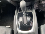 シフトレバーは操作しやすく、電動パーキングブレーキとの組み合わせでスムーズな走行と停車が可能です。