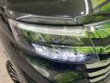 【LEDヘッドライト】悪天候や夜間走行時も良好な視界を確保し安心して運転できる高輝度LEDヘッドライトを装備!点灯速度が早く、消費電力も抑えられています。