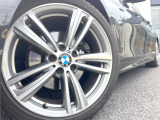 ●純正19インチアルミホイール:輸入車ならではの卓越した走りを支えるホイールと足回りです!日本車の走りに慣れている方にもぜひ体感して頂きたいほど、高いレベルでまとまっています!