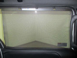後席ドアには日よけ(メッシュサンシェード)を装備。ドア内張内に格納されているので必要に応じで引き上げて使用します。
