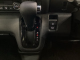 CVT車のセレクトレバーです。低速から高速まで、変速ショックのないスムーズな走りと、エンジン効率のよい領域を維持して燃費にも貢献します。サイドブレーキはスイッチ操作の電子制御パーキングブレーキです。