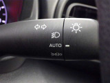 【オートライト】車外の明るさに応じて、自動的にライトの点灯・消灯をしてくれます。