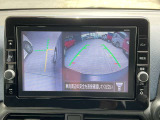 画像の左側は運転席から見ることのできないフロント左側を映している画像です、狭い道や幅寄せ時に便利です。
