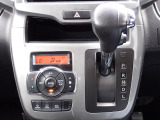 シフトとエアコンです。オートエアコン装備。温度設定が出来て、室内快適ですよ。