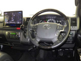 運転席まわりです。 各操作スイッチは使いやすい位置に配置されてます。