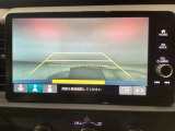 【バックカメラ】運転が苦手な方も車庫入れラクラクです!ギアをリバースに入れれば自動的に切り換わりますので、面倒な操作は不要です♪狭い駐車場もお車を傷つけず安心ですね!