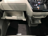 車検証入れになどにも使える便利な収納BOXあります。