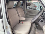 ゆとりの空間を確保。運転席は様々な体型のドライバーを想定しており、ドライビングポジションの調整が可能です。