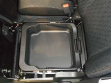 【助手席シートアンダーボックス】座面下にも収納スペースがあります。持ち運び可能で意外と便利な収納スペースです!
