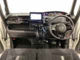 車内は光触媒抗菌消臭施工済です。スタイリッシュなデザインでスポーティなインパネ周りを演出します。グローブボックスやカップホルダーのほかにトレーなどたくさんの収納スペースが付いています。