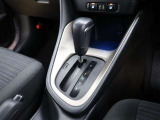 CVT(無段変速)のオートマチックです。フロアシフトがとても使い易いです。また高燃費に貢献するのもこのオートマチックです(*^_^*)