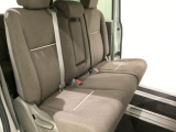 2列目シートは背もたれの角度調節ができるベンチシートになっております。長距離運転になってもゆったりとできるようにアームレストがついてます。