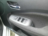 ドアミラーはドアの施錠で自動格納致します。運転席オート機能付き全席パワーウィンドウとなっております。