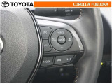 高速道路などを一定の速度で走行したい場合に、スイッチを操作することでアクセルペダルを踏まずに定速走行できます。