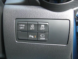 こちらのお車には先進安全装備が多数搭載されています。衝突被害を回避あるいは軽減するためのブレーキや、後方死角からの接近警報、車線逸脱を防止する警報装置など、詳しくはスタッフまでお尋ねください。