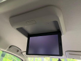 【フリップダウンモニター】大画面モニターで後席でもエンタメをお楽しみいただけます。小さなお子様にも大人気の装備です♪