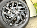 【純正アルミホイール】外観にマッチした純正アルミホイールを装着しております。各種社外アルミホイールや、スタッドレスタイヤも取扱いしております。是非ご相談ください♪
