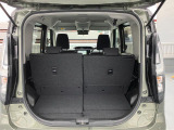 バックドアは上開き跳ね上げ式で、開口も広め!スムーズな荷物の出し入れでアウトドアも楽しくなりそう♪