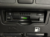 【ETC】有料道路を利用する際に料金所で停止することなく通過できる、ETC車載器(ノンストップ自動料金収受システム機器)が装備されています。セットアップを行うことで利用可能になります。