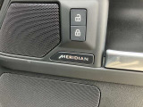 【MERIDIANサウンドシステム】精密なデジタル技術を用いて、車内で臨場感あふれるオーディオ体験を提供します。澄み渡った高音から迫力ある重低音まで鮮やかに再生します。