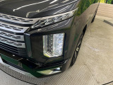 【LEDヘッドライト】悪天候や夜間走行時も良好な視界を確保し安心して運転できる高輝度LEDヘッドライトを装備!点灯速度が早く、消費電力も抑えられています。