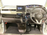 車内は光触媒抗菌消臭施工済です。スタイリッシュなデザインで暖かみのあるインパネ周りを演出します。グローブボックスやカップホルダーのほかにトレーなどたくさんの収納スペースが装備されています。