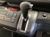 5速AT車のセレクトレバーです。低速から高速までスムーズな走りを実現するとともに、エンジン効率のよい領域を維持することで燃費にも貢献します。