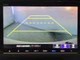 バックでの車庫入れも安心です! リアカメラが付いているバックモニター付のナビを装備しております。操作線もついており距離感も画面から確認できます。