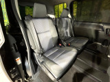 後部座席も気になるようなキズ・汚れやへたり等、大きなダメージはなく、良好な状態です。