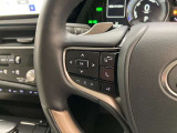 運転中、オーディオの操作をしてて、ハッとしたことはありませんか?ステアリングスイッチは、運転中でもハンドルでオーディオの操作が可能です。安全なドライブをサポートします。