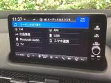 HondaCONNECT対応の便利なナビディスプレー。お持ちのスマートフォンと連携して、ナビやBluetoothでの音楽再生が可能です。デザインはもちろん、操作性も良好です。